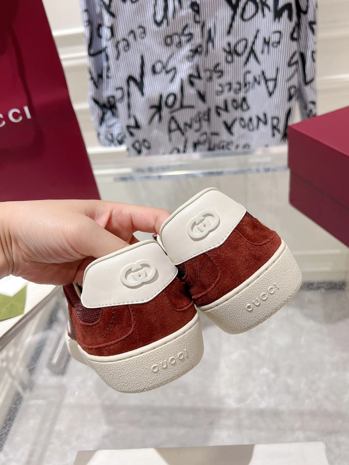 👟👟Ex-factory price 540👟👟Men's size +10 New upgraded version🔥Gucci 2024 new white shoes casual shoes hot recommendation, original TPU soles, original fabrics, original sheepskin lining sheepskin feet🔥Original cover craftsmanship is reproduced one to one! The pursuit of ultimate comfort! 🔥🔥 [Love] Fabric: Imported cow suede + mesh [Love] Packing: Counter-matched red shoe box ➕ Aviation airplane box [Love] Code number: 35-45